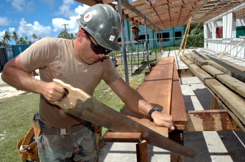 charpentier-BAIROLS-min_worker_construction_building_carpenter_male_job_build_helmet-893290